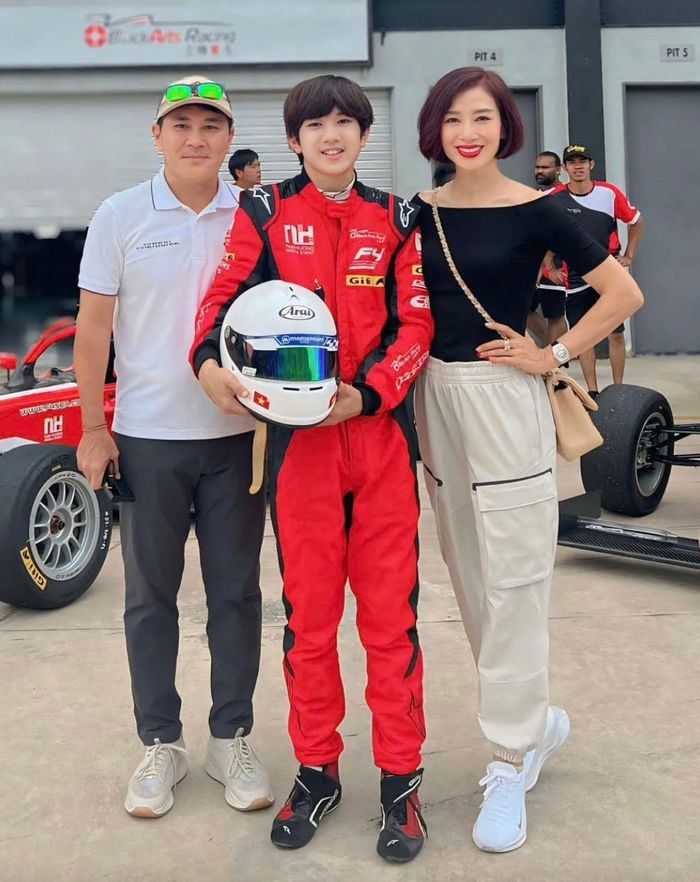 Thu Hương cho biết trong ba năm qua, vợ chồng cô tập trung đầu tư cho tương lai của con. Bên cạnh lịch học tập tại trường quốc tế, hàng ngày Nam Anh dành vài tiếng luyện cùng đồng đội trên máy đua xe mô phỏng tại nhà.