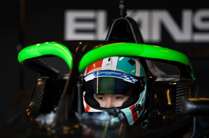Năm 2024, con trai hoa khôi gia nhập BlackArts Racing - đội đua có trụ sở ở Hong Kong từng gặt hái nhiều thành công ở các giải F3, F4 khu vực châu Á - để tranh tài giải đua xe công thức 4 Đông Nam Á 2025. Cậu lọt vào top 3 chung cuộc, giành giải nhì tay đua trẻ tài năng.