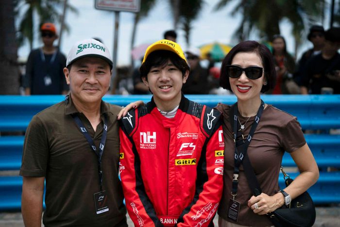 Để đảm bảo sức khỏe, thể lực cho Nam Anh, hoa khôi cho con ăn uống theo chế độ của vận động viên đua xe với chất xơ, đạm thực vật, đạm động vật và tinh bột, xen kẽ trái cây các loại cho bữa phụ nhằm bổ sung vitamin, khoáng chất. Bên cạnh đó, cậu cũng được luyện tập tăng cơ bắp cùng huấn luyện viên.