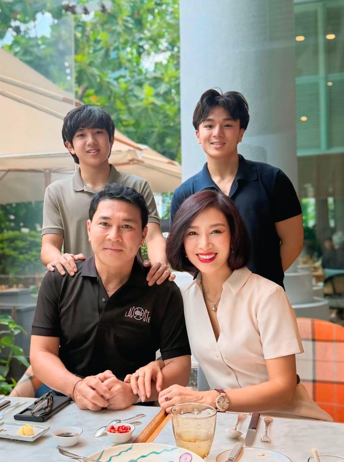"Tôi không có con gái nên tôi vui vì con trai đều nhận được sự ảnh hưởng tích cực từ cha. Tôi nghĩ, đàn ông giỏi thể thao, đầu tư, tài chính sẽ là điểm tựa tốt cho gia đình nhỏ của các con sau này", Thu Hương chia sẻ.