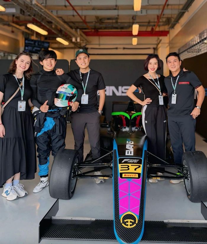 Cuối năm ngoái, con trai hoa khôi tiếp tục tham gia đấu trường F4 Formula Trophy Abu Dhabi 2025 và lọt vào top 16. Trong các chặng đường thi đấu quốc tế, người thân, bố mẹ (phải) cậu luôn bên cạnh để đồng hành, hỗ trợ tinh thần.