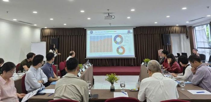 Các đại biểu chia sẻ kinh nghiệm, phân tích thực trạng dịch HIV/AIDS và đề xuất giải pháp tháo gỡ khó khăn trong việc tiếp cận tài liệu đào tạo chuyên môn tại hội nghị.