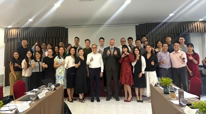 Tại hội nghị, các đại biểu đại diện Trường Đại học Y Hà Nội, CDC Hoa Kỳ, các CDC tỉnh/thành phố, cơ sở y tế và các tổ chức cộng đồng chụp ảnh lưu niệm, thể hiện quyết tâm hợp tác bền vững trong công tác phòng, chống HIV/AIDS.