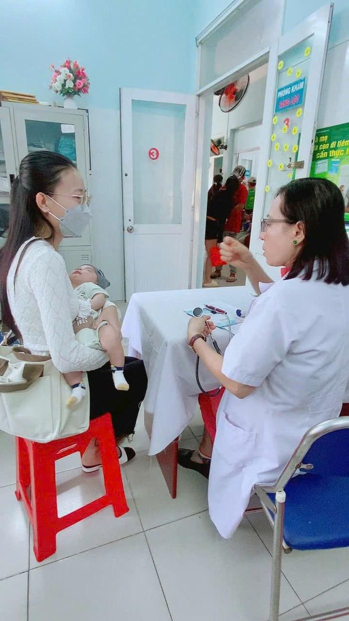 Người dân TPHCM được tư vấn khám bệnh tại Trạm Y tế. Ảnh: P.Lập
