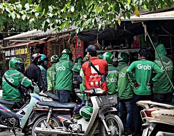 Ủy ban Cạnh tranh Quốc gia đã mời Grab làm việc, đồng thời đề nghị doanh nghiệp cung cấp thông tin, tài liệu liên quan đến giá cước, phí, chiết khấu và các khoản khấu trừ áp dụng với khách hàng, đối tác tài xế.