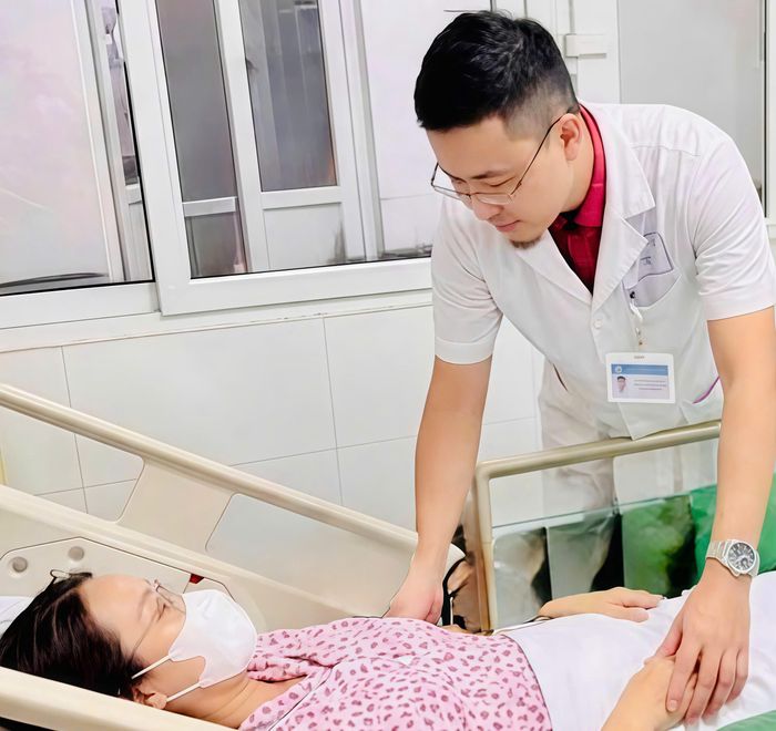 Bác sĩ thăm khám lại cho bệnh nhân. Ảnh: BVCC
