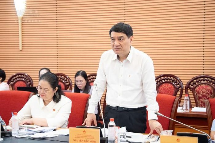 Chủ nhiệm Ủy ban Văn hóa và Xã hội Nguyễn Đắc Vinh chủ trì phiên họp. Ảnh: Media Quốc hội