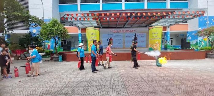 Người dân thực hành sử dụng bình chữa cháy xách tay