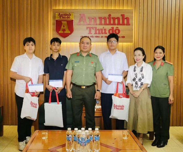 Trung Tá Đỗ Trần Quân và bà Nguyễn Thị Cẩm Phượng trao quà Trung thu cho các cháu là con đỡ đầu của Báo.
