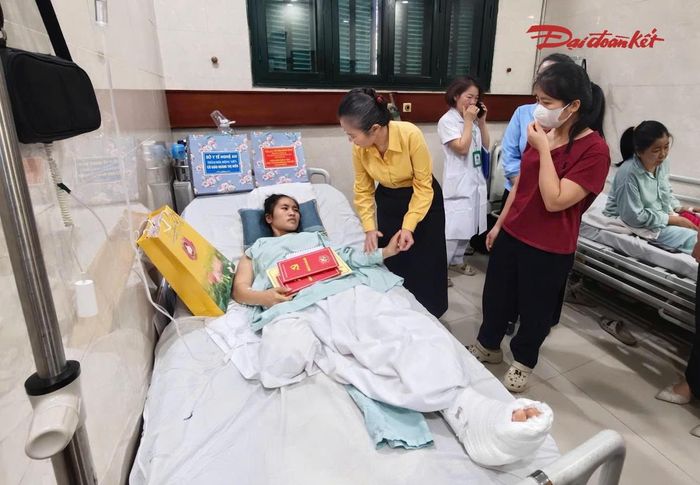 Ủy ban MTTQ Việt Nam tỉnh Nghệ An đã vận động các tổ chức, cá nhân chung tay hỗ trợ thông qua tài khoản Ban Cứu trợ tỉnh. Chỉ trong 3 ngày phát động, gần 9.000 lượt người đã gửi hơn 2 tỷ đồng chia sẻ với cô giáo.