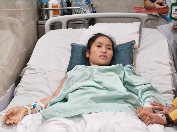 Cô giáo Hoàng Thị Hiền (32 tuổi), giáo viên Trường Mầm non Nghĩa Hành hiện đang triều trị tại bệnh viện Việt Đức. 