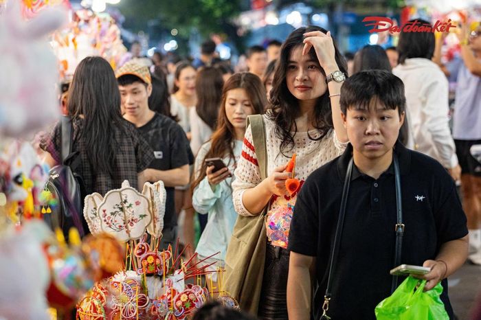 Theo ghi nhận của PV Báo Đại Đoàn Kết, đêm 11/9, dòng người đổ về phố Hàng Mã mỗi lúc một đông. Nhiều thời điểm, tuyến phố chật kín người, không khí mua sắm, tham quan diễn ra nhộn nhịp.