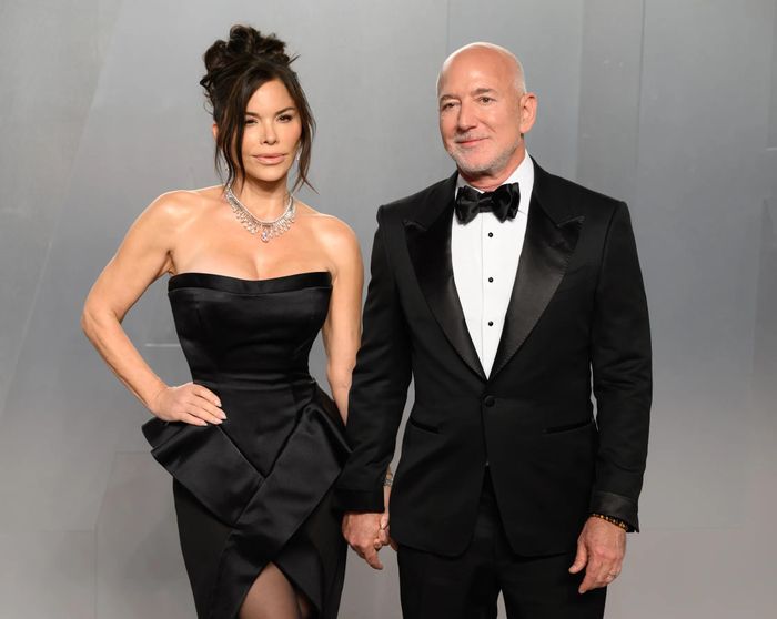  Ở tuổi 56 và 62, Sánchez và Bezos dường như đã có tất cả. Dù vậy, cựu MC truyền hình vừa gợi mở khả năng đón thêm thành viên mới khi chia sẻ với tờ New York Times: “Tôi sẵn sàng sinh con ngay ngày mai”. Ảnh: Vanity Fair. 