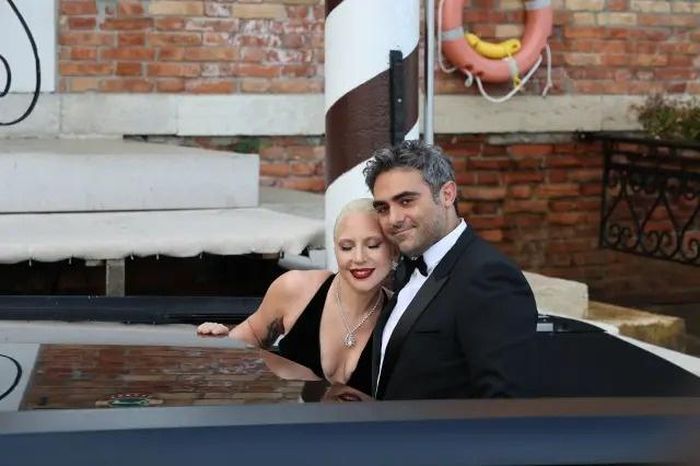  Mối quan hệ của cả hai bắt đầu từ năm 2019. Cynthia Germanotta, mẹ Gaga, gặp Polansky trước con gái thông qua các hoạt động thiện nguyện. Hai người sau đó được giới thiệu tại tiệc sinh nhật Sean Parker và trò chuyện khoảng ba giờ. Gaga từng kể cô liên tục hỏi mọi người về Polansky trước khi gặp anh, trong khi doanh nhân cho biết anh lập tức ấn tượng với sự cởi mở và ấm áp của nữ ca sĩ. Ảnh: SplashNews. 