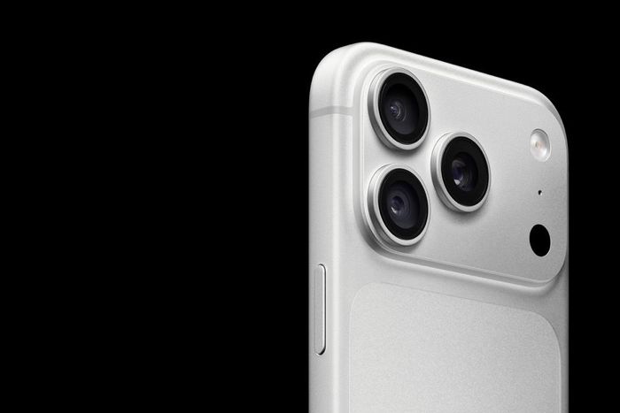  Màu bạc giúp máy dễ kết hợp với phụ kiện trong hệ sinh thái của Apple. 