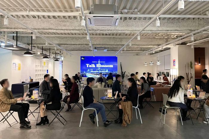  Nhiều thanh niên nam nữ tụ tập tại một quán cà phê ở Seoul để tham gia sự kiện hẹn hò tốc độ. Ảnh: Talk Blossom.