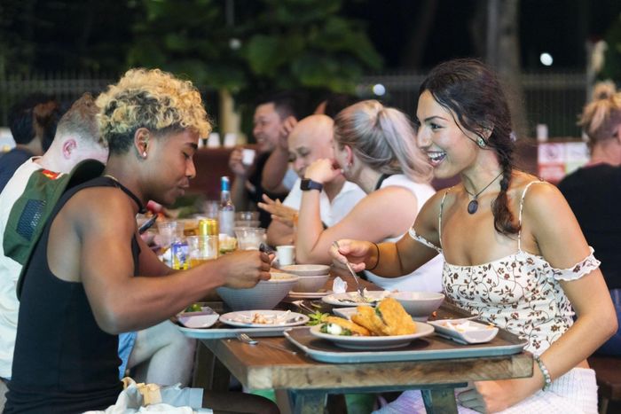  Isabelle và Taigo (quốc tịch Australia) trải nghiệm ẩm thực tại TP.HCM, tháng 11/2025. Ảnh: Linh Huỳnh. 
