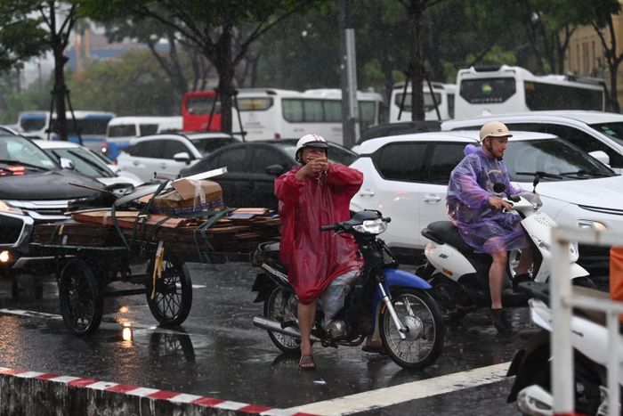  Lực lượng chức năng và chính quyền thành phố khuyến cáo người dân hạn chế di chuyển qua các khu vực ngập sâu, không dừng đỗ dưới tán cây xanh lớn đề phòng gãy đổ và chủ động theo dõi diễn biến thời tiết, tuân thủ cảnh báo, hướng dẫn của cơ quan chức năng để đảm bảo an toàn. 