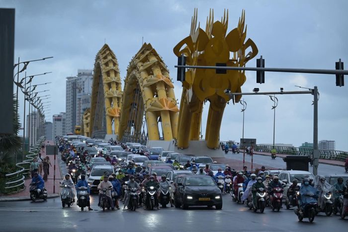  Đôi lúc trong ngày, mưa ngớt, có khu vực tạnh ráo song mưa nhanh chóng quay trở lại.