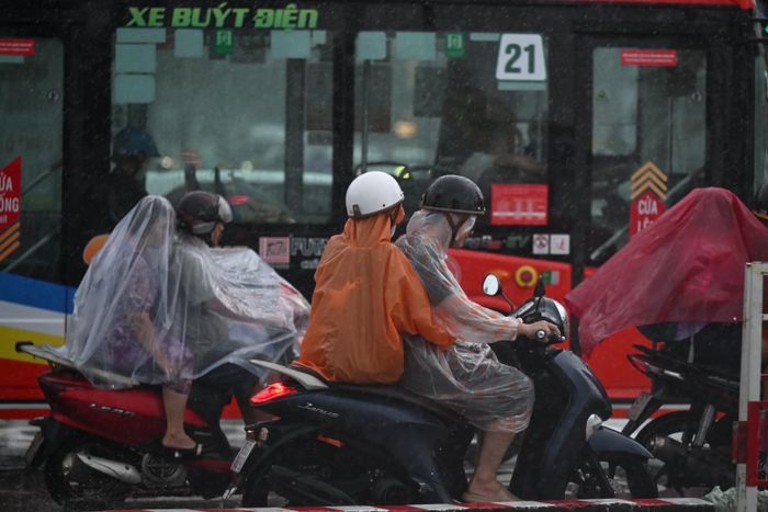  Ngày 12/9, UBND thành phố Đà Nẵng cũng đã ban hành công điện về việc chủ động ứng phó với thiên tai trong thời gian tới. Theo đó, UBND thành phố yêu cầu các đơn vị chủ động phòng, chống thiên tai, bảo đảm an toàn tính mạng và hạn chế thiệt hại về tài sản. 