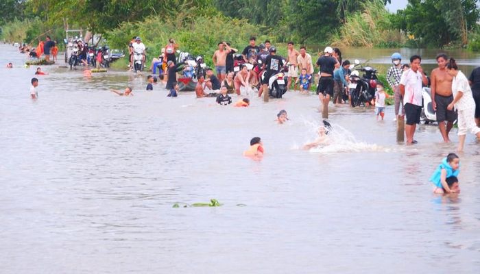 Đông đảo người dân và du khách kéo về tắm đồng ở phường Hồng Ngự, tỉnh Đồng Tháp