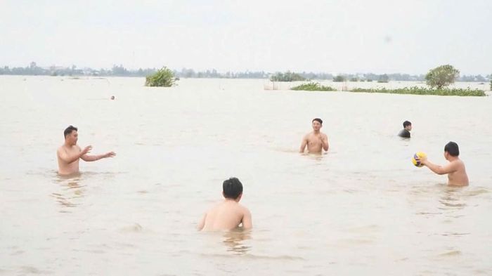 Vui chơi trên cánh đồng nước mênh mông ở vùng đầu nguồn tỉnh Đồng Tháp