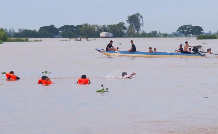 Chính quyền cử lực lượng trực xuyên suốt và khuyến cáo bà con mặc áo phao khi ra xa để đảm bảo an toàn