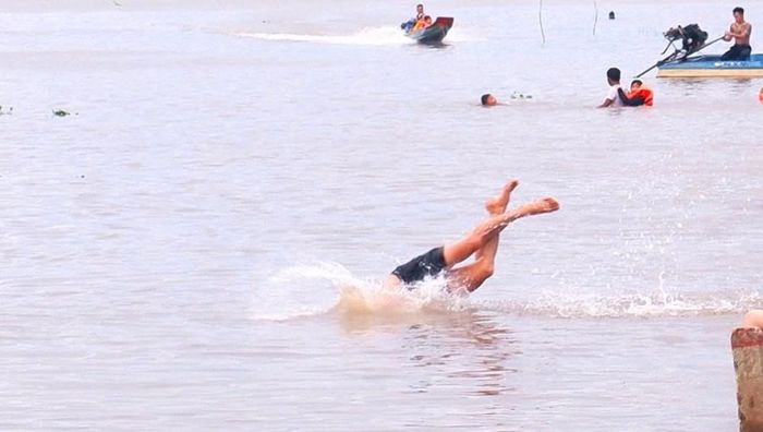Du khách thích thú trải nghiệm tắm đồng mùa nước nổi