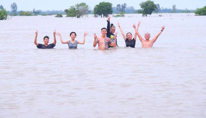 Các bạn trẻ xa gần kéo về tắm đồng ở vùng đầu nguồn Hồng Ngự, ai cũng thích thú