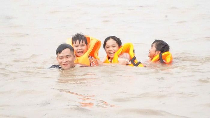 Các bậc phụ huynh đưa con trẻ đi tắm đồng vừa vui chơi vừa để tập bơi