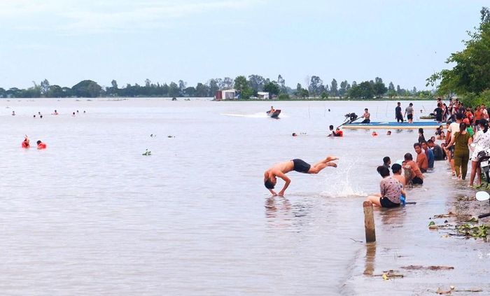 Mọi người thỏa thích nhảy xuống nước để tắm đồng