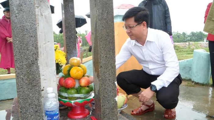 Đại diện lãnh đạo phường Quảng Phú dâng hương, viếng di tích Mộ Án sát sứ Nguyễn Văn Xán