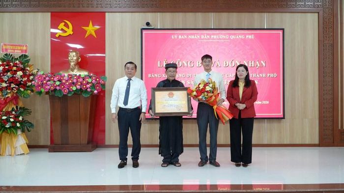 Đại diện lãnh đạo Sở VHTTDL Đà Nẵng, Ban quản lý Di tích và Danh thắng Đà Nẵng trao bằng xếp hạng di tích
