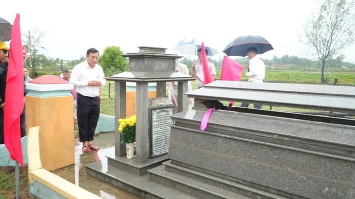 Các đại biểu viếng mộ Án sát sứ Nguyễn Văn Xán
