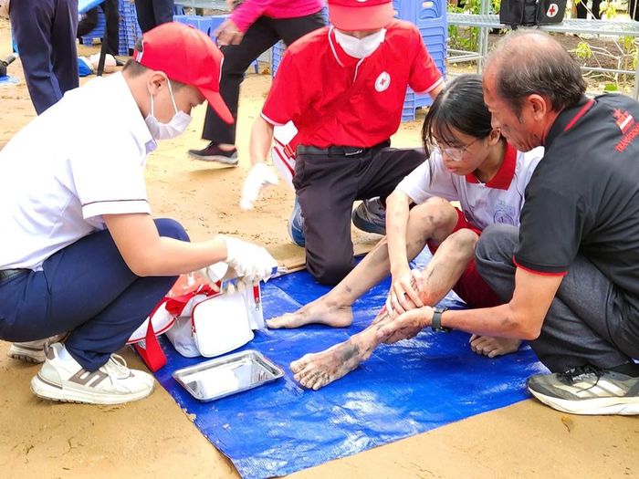 Thao diễn sơ cấp cứu tình huống “Sự cố đông người”, do Trung tâm Huấn luyện Sơ cấp cứu và Phòng chống thảm họa Thành phố phụ trách chuyên môn