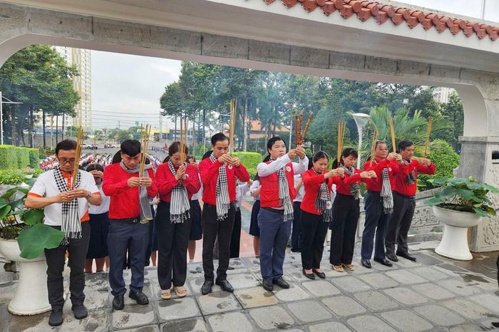 Các đại biểu thực hiện Lễ dâng hương