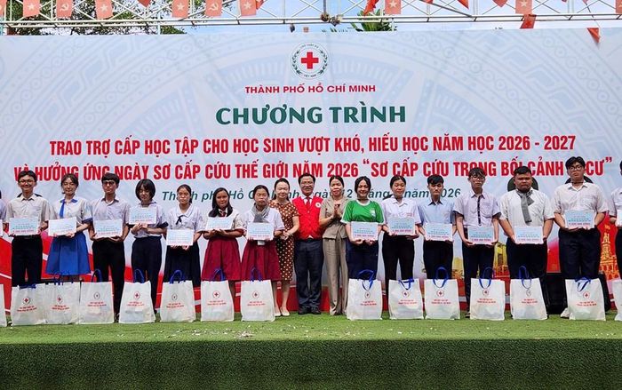 Trao trợ cấp học tập đến học sinh vượt khó, hiếu học