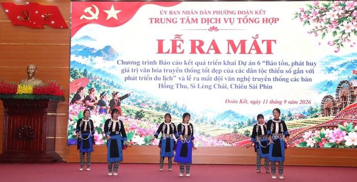 Thành viên đội văn nghệ trình diễn nhiều tiết mục mang đậm bản sắc dân tộc tại lễ ra mắt