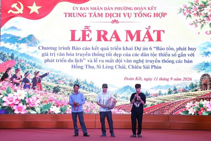 Thành viên đội văn nghệ trình diễn nhiều tiết mục mang đậm bản sắc dân tộc tại lễ ra mắt