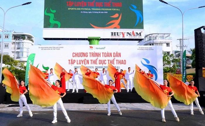 Chương trình văn nghệ chào mừng do Trung tâm Văn hóa Nghệ thuật tỉnh An Giang thực hiện