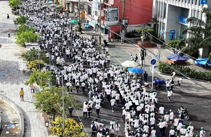 Các vận động viên tham gia chạy bộ cự ly 1km quanh khu vực Quảng trường Hai Bà Trưng