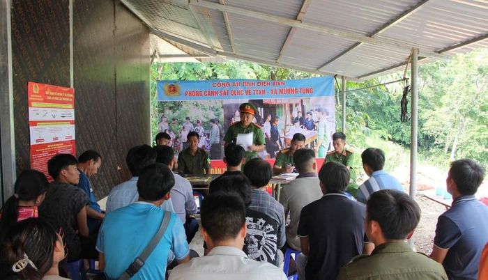 Người dân tham gia buổi tuyên truyền, vận động thu hồi vũ khí do lực lượng Công an tổ chức. Ảnh: Công an tỉnh Điện Biên