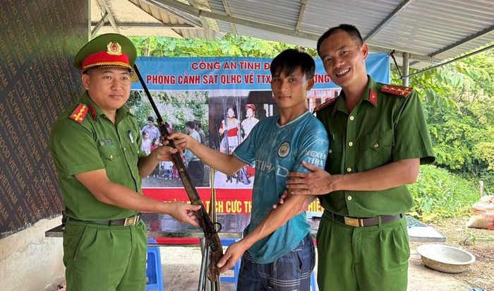 Người dân xã Mường Tùng tự giác giao nộp súng cho lực lượng Công an. Ảnh: Công an tỉnh Điện Biên