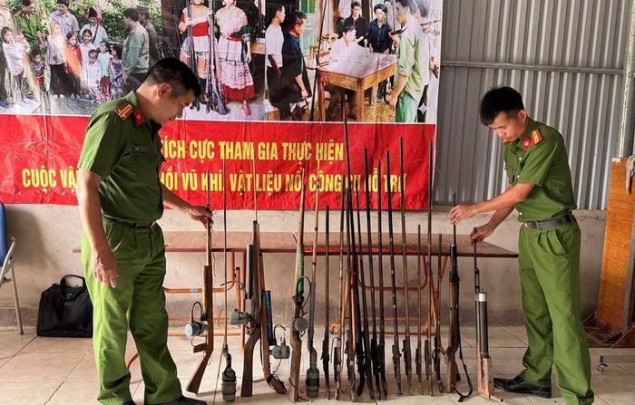 Lực lượng Công an kiểm tra, phân loại 27 khẩu súng được người dân giao nộp. Ảnh: Công an tỉnh Điện Biên