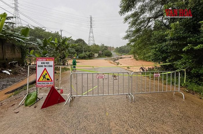 Những rào chắn tạm thời được thiết lập và lực lượng chức năng các địa phương túc trực tại các điểm nguy hiểm 24/24 để cảnh báo người dân. Ảnh: TG