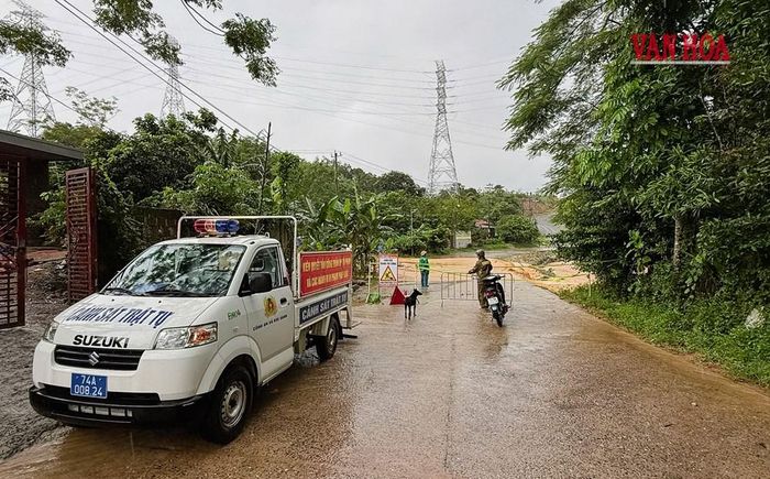 Lực lượng chức năng các địa phương phong toả các đoạn bị nước ngập, nước tràn qua ở các tuyến giao thông, ngăn cản việc đi lại ở những nơi nguy hiểm để đảm bảo an toàn tính mạng cho người dân. Ảnh: TG