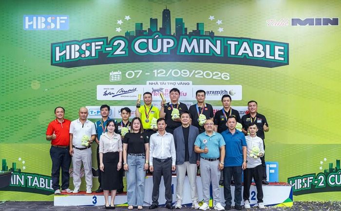 Ban tổ chức chụp ảnh lưu niệm cùng các cơ thủ đạt thành tích cao tại nội dung carom 3 băng nam và pool nam