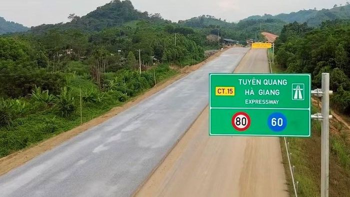 Hệ thống biển báo trên tuyến đã được lắp đặt
