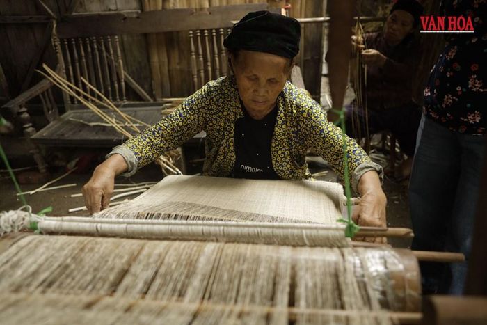 Các quy trình dệt lanh hiện vẫn được người dân vùng cao nguyên đá thực hiện thủ công