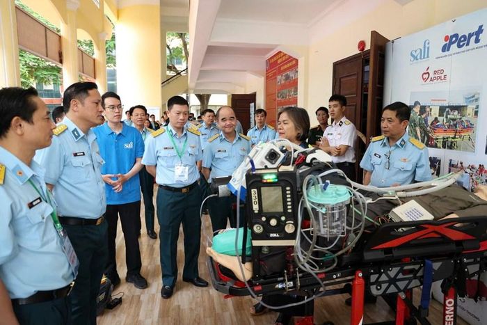 Bộ hồi sức cấp cứu di động, phù hợp cấp cứu trên không được giới thiệu tại Hội nghị